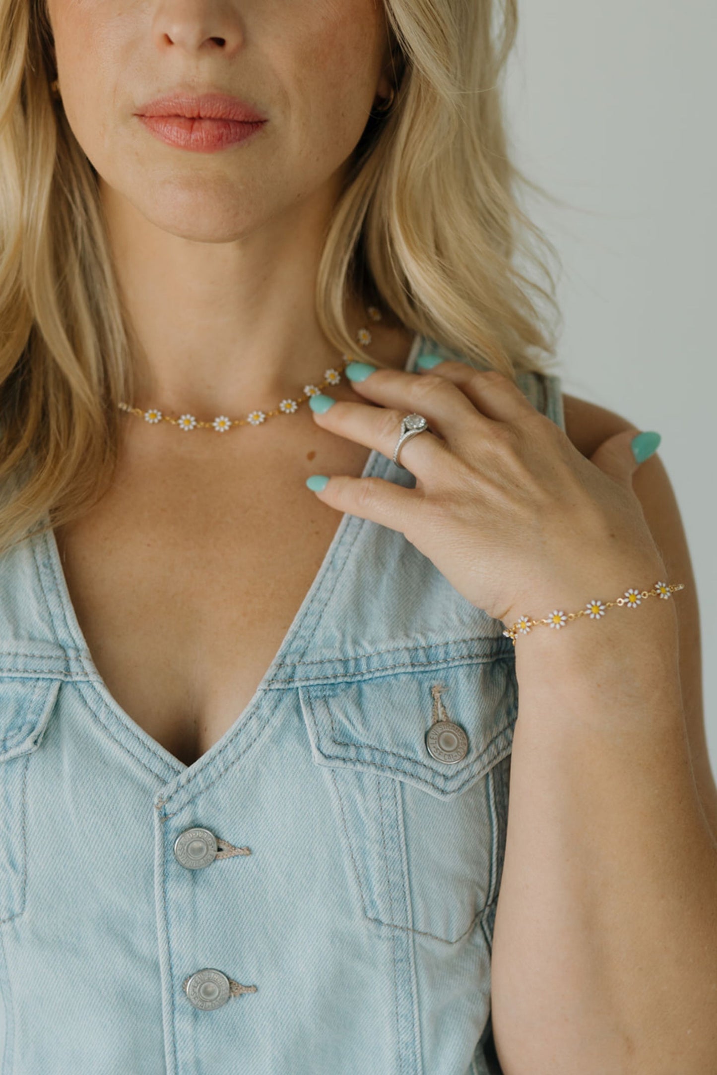 White Daisy Chain Necklace